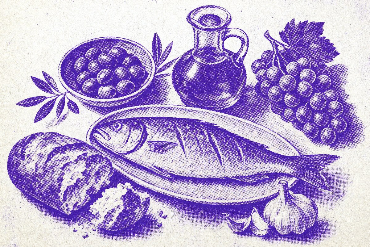 Impresión a una tinta de una mesa vista desde arriba con aceitunas, una jarra de aceite, un pescado, uvas y pan.