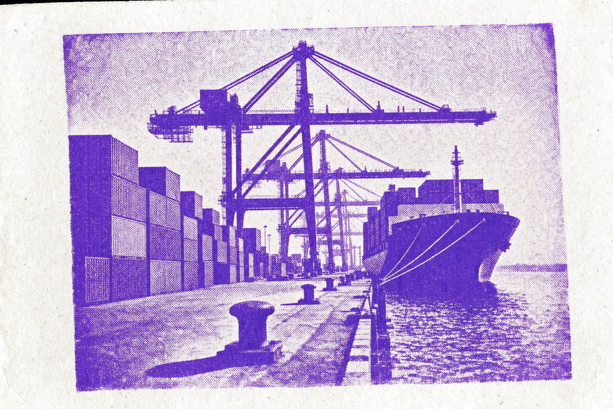 Impresión a una tinta de un puerto de contenedores: grúas pórtico alineadas, contenedores apilados y un buque amarrado.