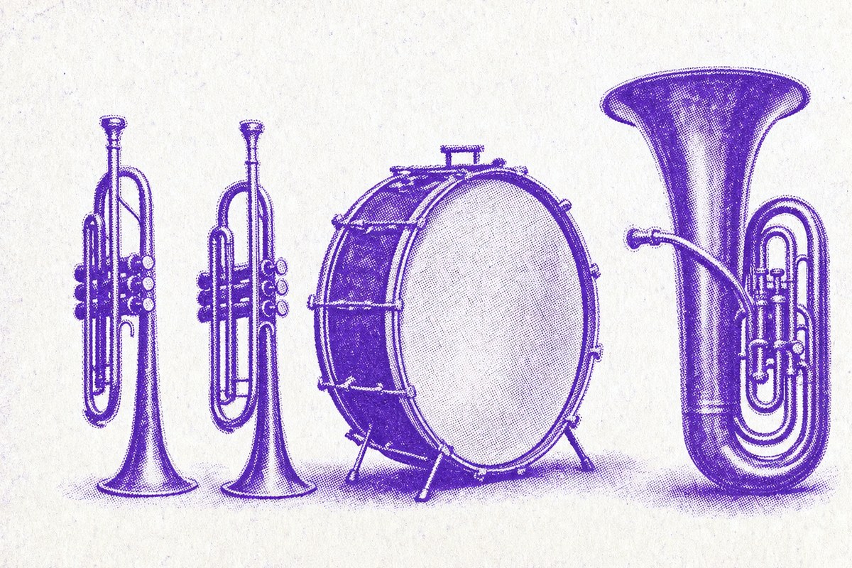 Impresión a una tinta de cuatro instrumentos de banda en pie sin músicos: dos trompetas, un bombo y una tuba.