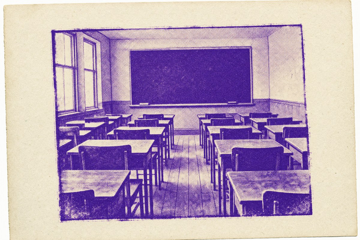 Impresión a una tinta de un aula con pupitres de madera vacíos en filas frente a una pizarra en blanco.