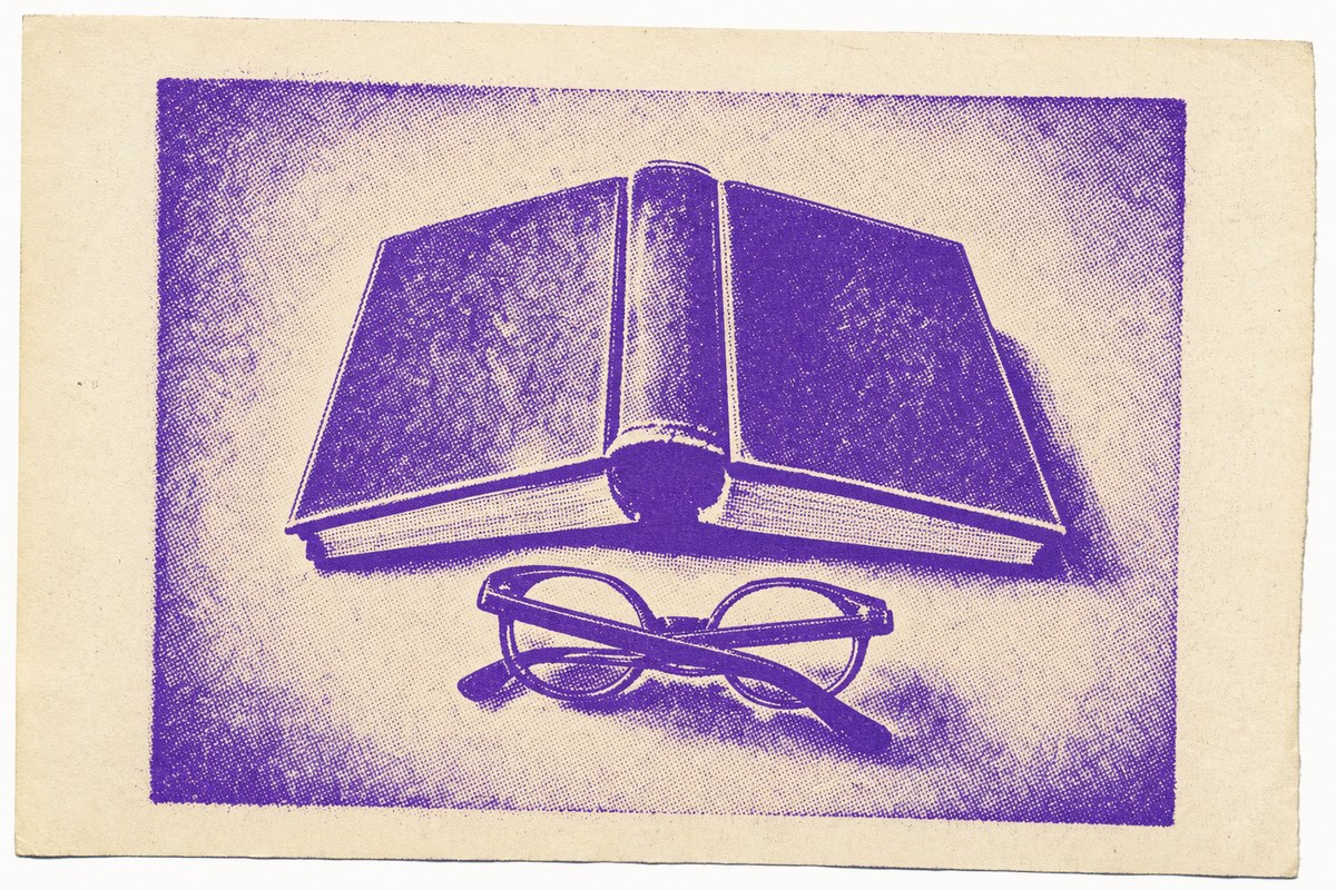 Impresión a una tinta de un libro abierto boca abajo sobre una mesa, junto a unas gafas de lectura plegadas.