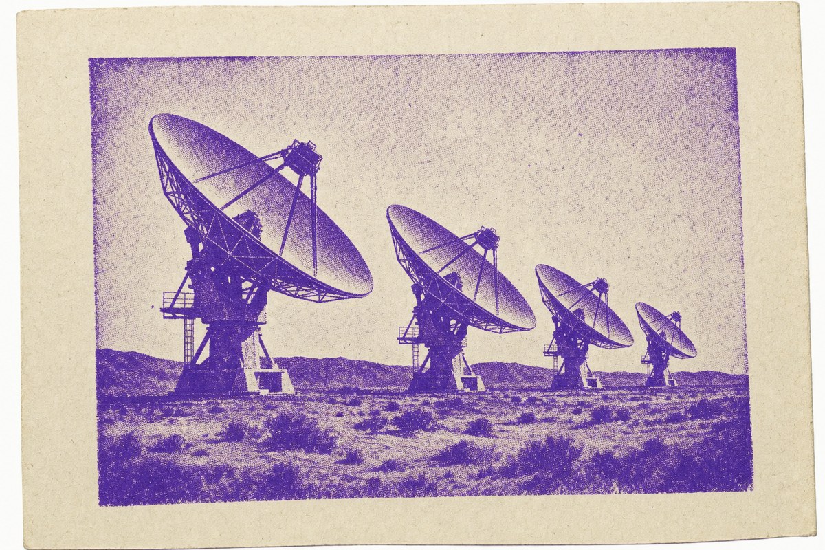 Impresión a una tinta de una hilera de antenas parabólicas en una meseta seca, todas inclinadas al mismo ángulo.