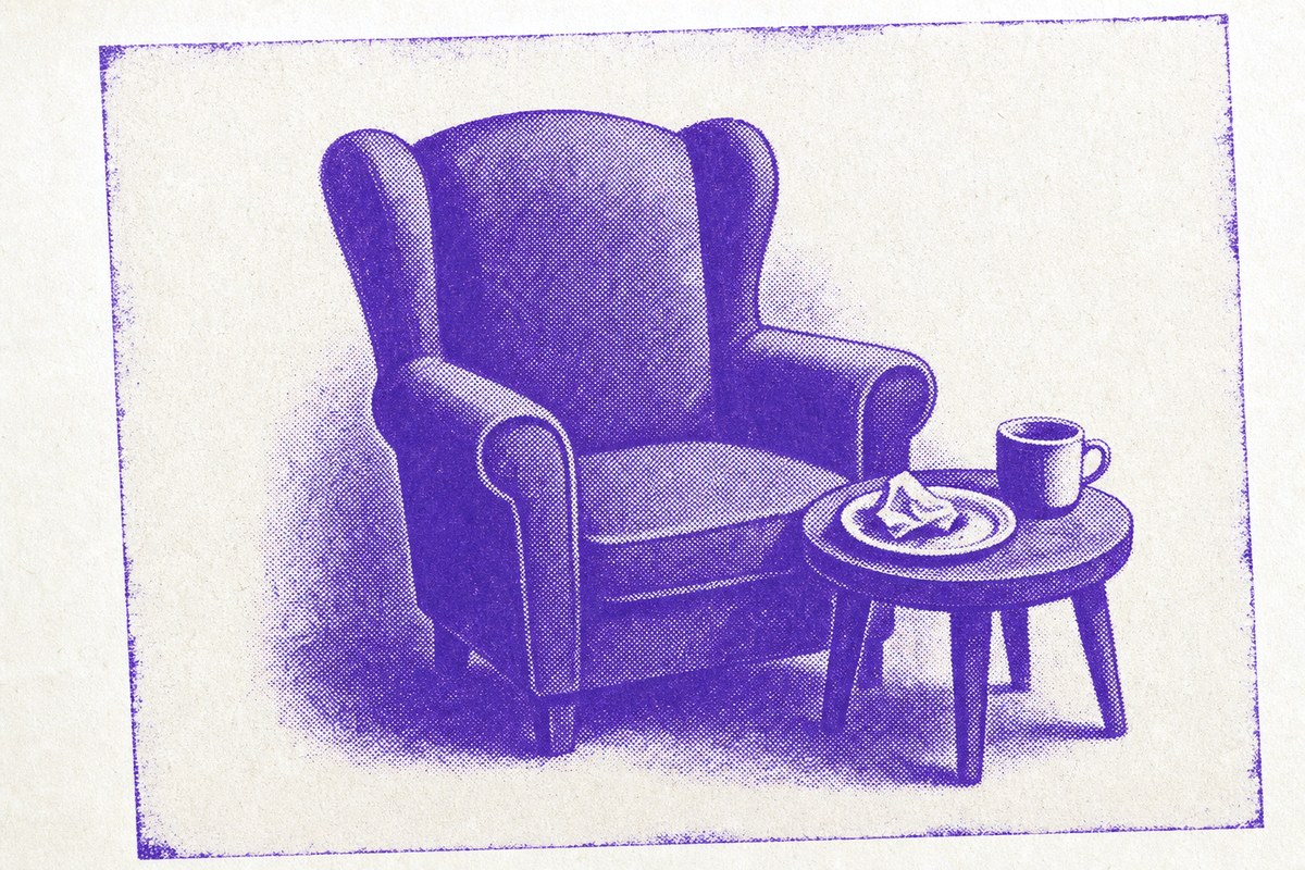 Impresión a una tinta de un sillón hondo vacío junto a una mesita con el plato ya recogido, una servilleta arrugada y una taza.