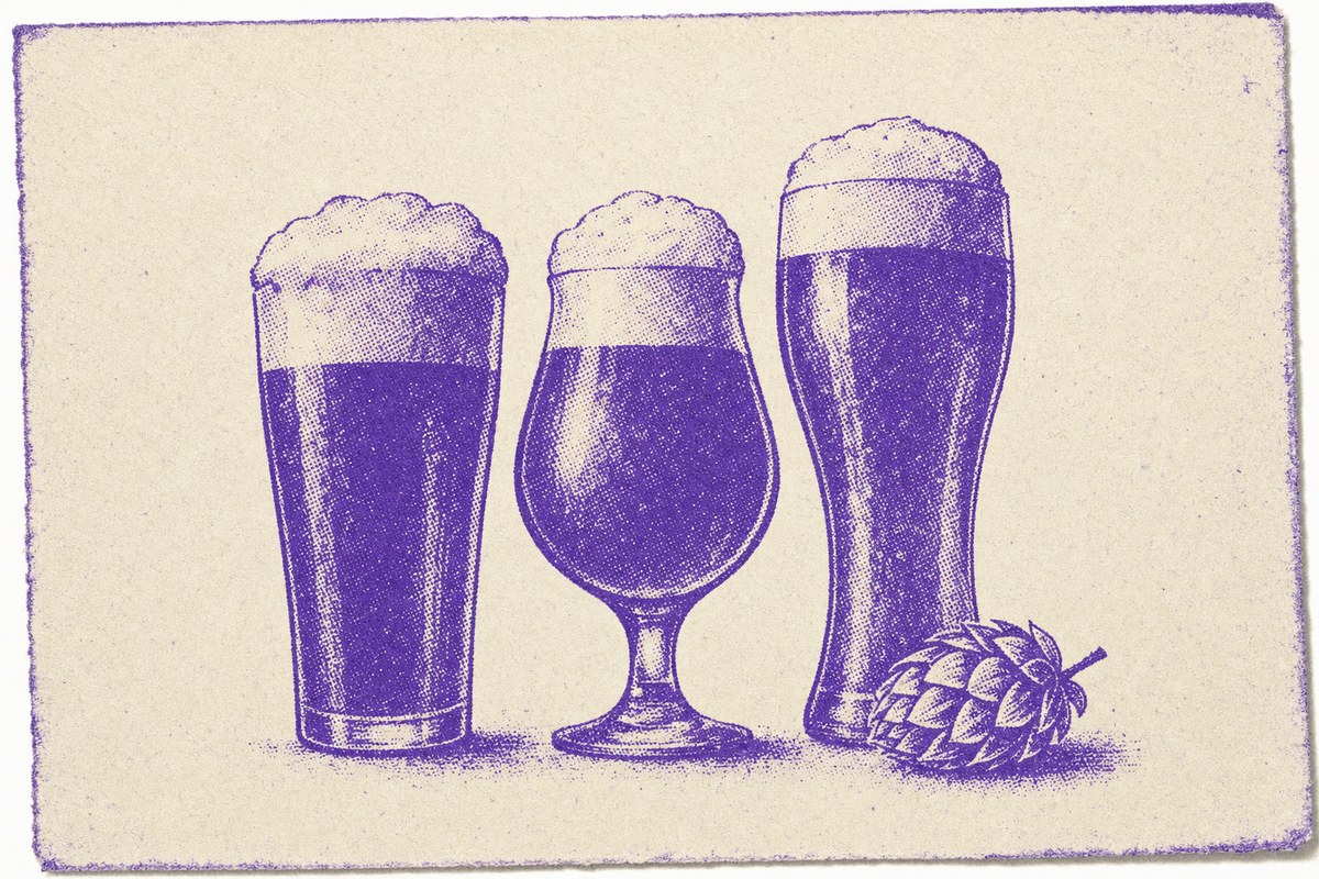 Impresión a una tinta de tres vasos de cerveza de formas distintas con espuma densa y un cono de lúpulo apoyado al lado.