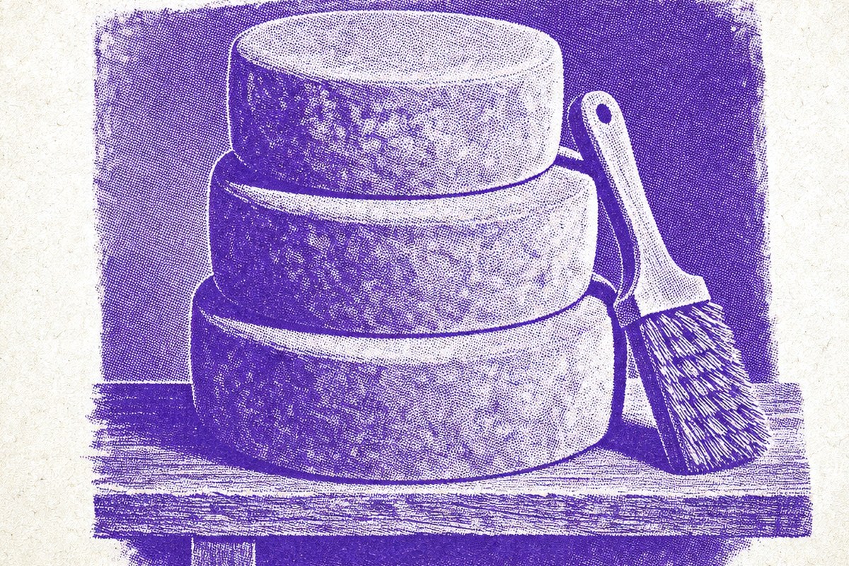 Impresión a una tinta de tres ruedas de queso cilíndricas apiladas en una estantería de madera, con un cepillo de corteza apoyado.
