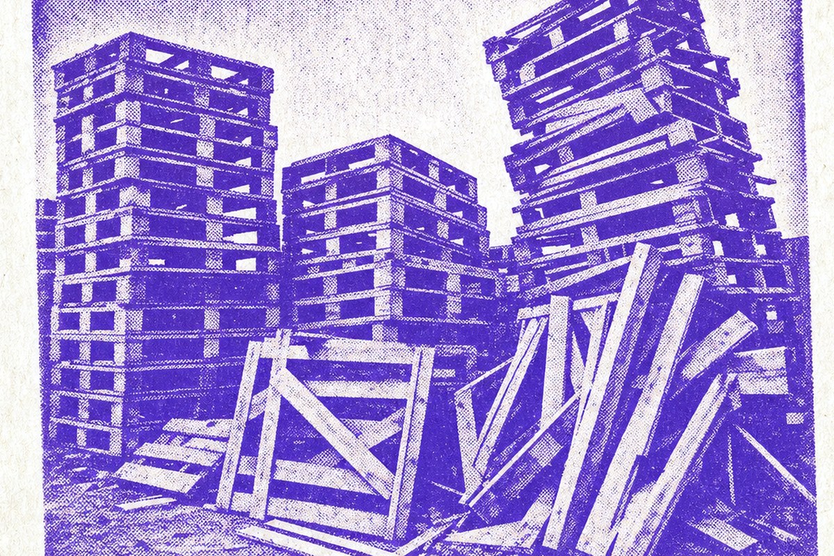 Impresión a una tinta de un patio con pallets de madera y tablas de cajones apilados en torres inclinadas.